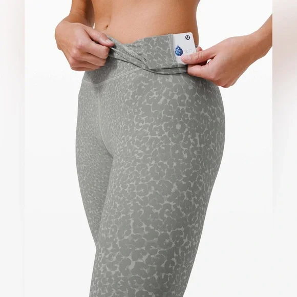 Lululemon Flow Y Bra Nulu *Light Support* B/C Cup & Align Pant 28” City Camo 4